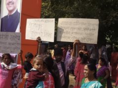 निषेध :-:मुख्यमंत्र्यांच्या सभे दरम्यान मेश्राम कुटुंबांनी धानोरकार विरोधात दाखवले फलक